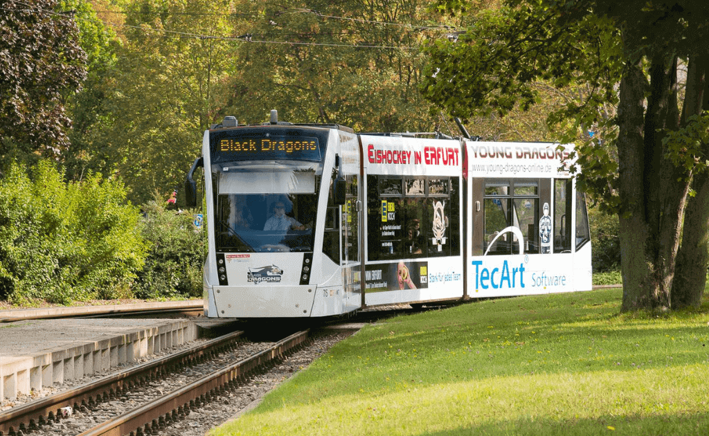 Erfurter Straßenbahn mit Aufdruck von TecArt und TecArt Black Dragons 2016